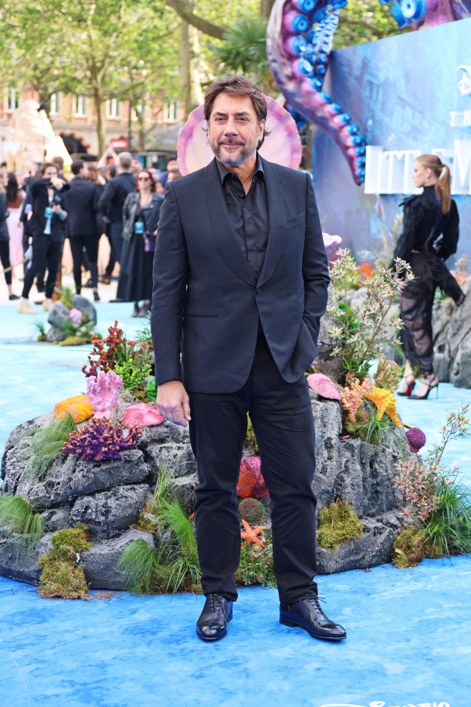 javier bardem poses on a red carpet