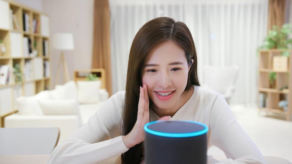 Mujer hablando con Alexa