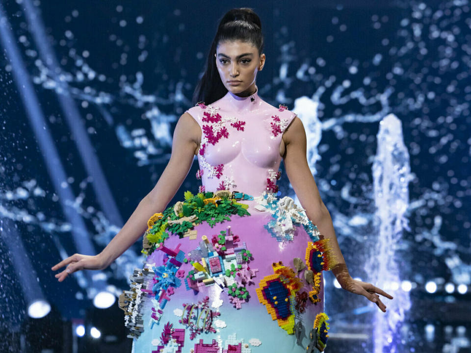 Soulin auf dem Catwalk in einem Kleid von Marina Hoermanseder (Bild: (c) ProSieben/Richard Hübner)