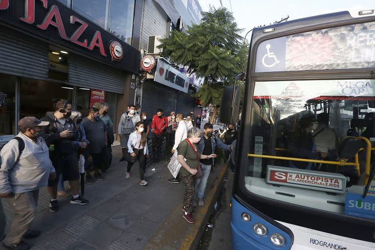 Paro nacional de trenes por 24 hs. Gente esperando el colectivo en Liniers