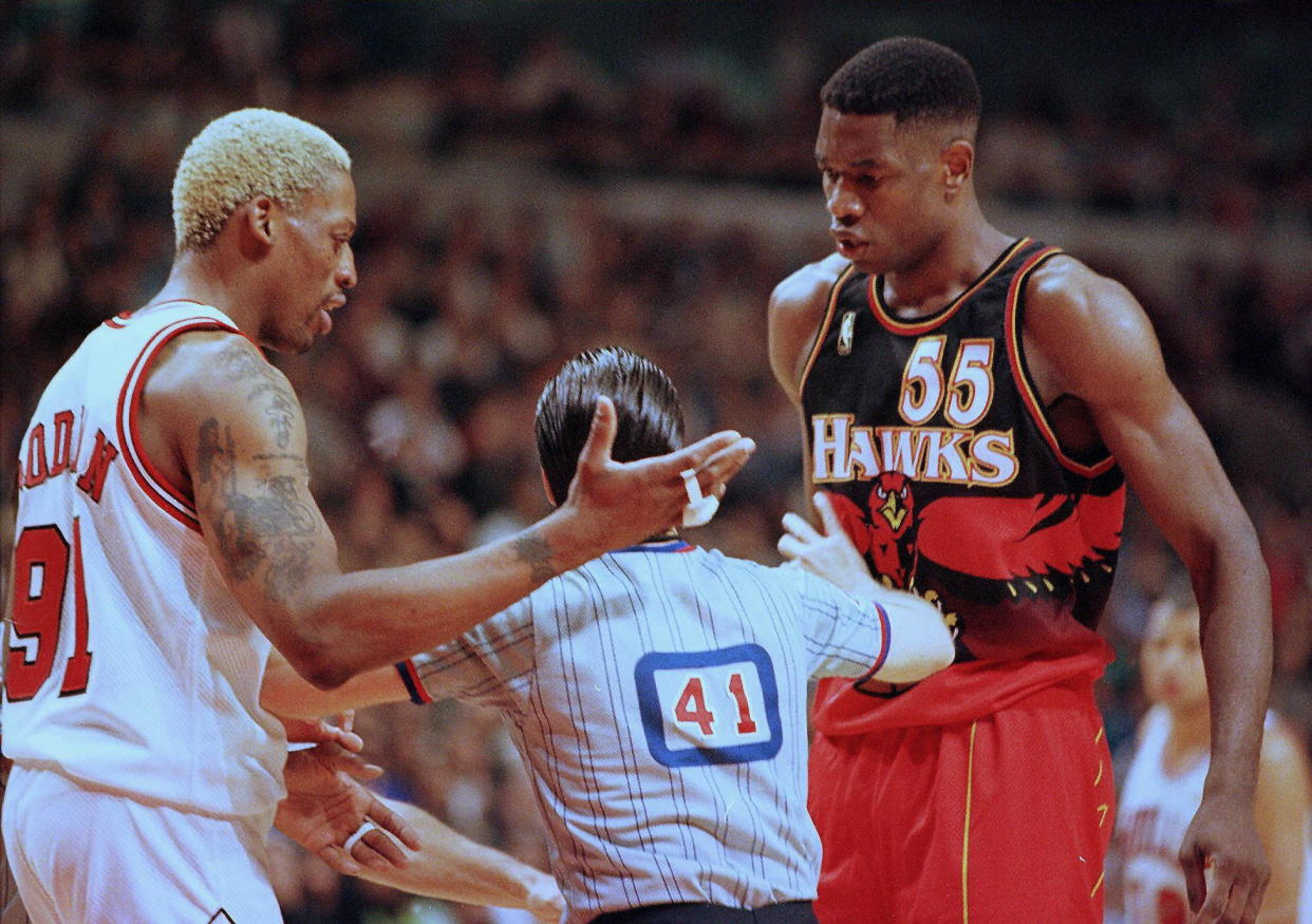 Dikembe Mutombo y Dennis Rodman deben ser separados por el árbitro durante un partido de playoffs. Foto: JEFF HAYNES/AFP via Getty Images.