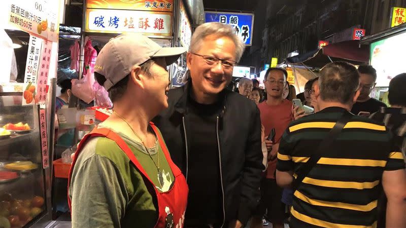 黃仁勳15日現身寧夏夜市，親民接受合照。（圖／翻攝自臉書）