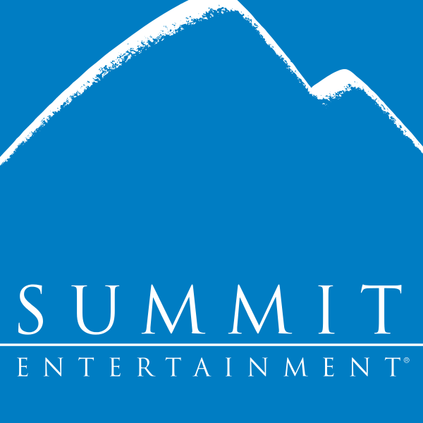 Summit Entertainment wurde 1991 unter anderem von Bernd Eichinger gegründet - mit einem verhältnismäßig schlichten Logo. “Summit” heißt im Deutschen “Gipfel” und deshalb ist außer einem umrahmten Berggipfel auch nicht viel vor dem blauen Hintergrund zu sehen.