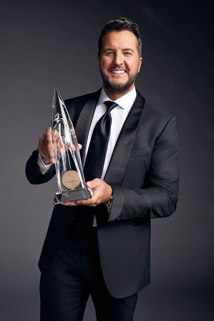 luke bryan 2022 cma awards