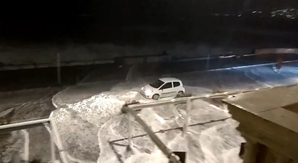 Mareggiata sul lungomare di Napoli (Twitter)