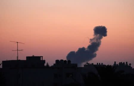 Smoke rises following an Israeli air strike in the central Gaza Strip June 20, 2018. REUTERS/Ibraheem Abu Mustafa