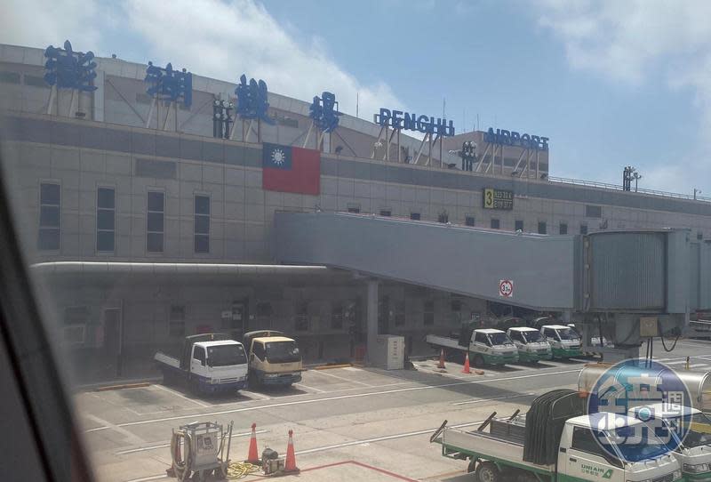 澎湖馬公機場驚傳戰機衝出跑道的意外，所幸沒有造成人員傷亡。（讀者提供）