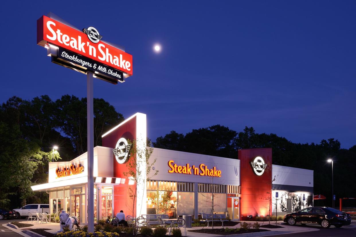 Busy Steak 'n Shake exterior at night