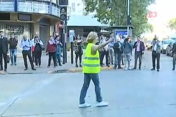 La alcaldesa Evelyn Matthei dirigiendo el tránsito en Providencia. Crédito: Captura de pantalla de Youtube