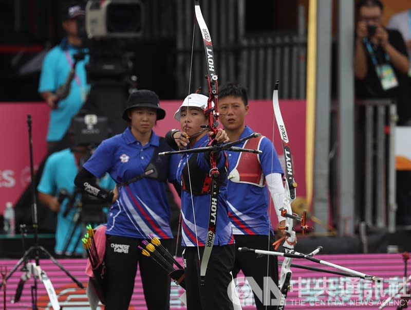 世大運女子團體反曲弓金牌賽24日舉行，中華射手彭家楙（左起）、譚雅婷、雷千瑩3人出戰南韓隊。