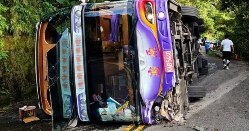 桃園八德廣德里舉行里民活動，遊覽車卻發生翻覆意外。（圖／遊覽車公會全聯會提供）