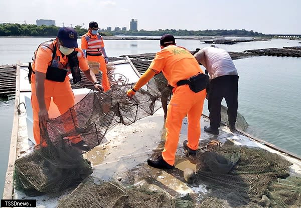 南市農業局會同海巡署南部分署等單位，於鹽水溪水域查獲違規蜈蚣網具。<br /><br />（記者李嘉祥攝）