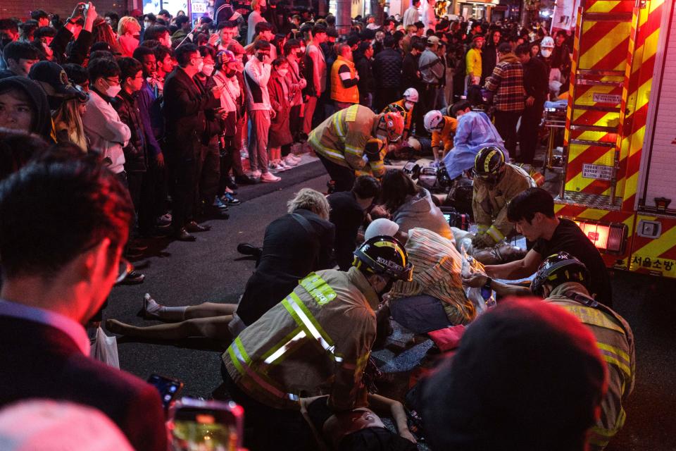 Más de 150 personas murieron en una estampida en un evento de Halloween en Seúl, dijeron funcionarios el 30 de octubre, y el presidente de Corea del Sur prometió una investigación exhaustiva sobre uno de los peores desastres del país. (Photo by Albert RETIEF / AFP) (Photo by ALBERT RETIEF/AFP via Getty Images)