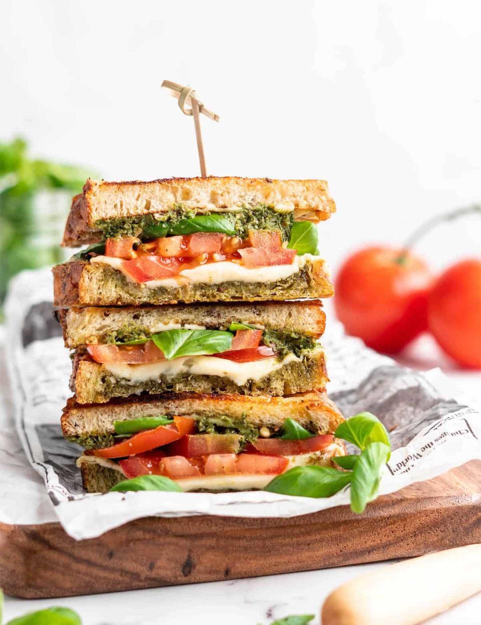 <p>L’option idéale pour un pique-nique au soleil. </p><p>Découvrir la <a href="https://jessicainthekitchen.com/caprese-sandwich-parsley-pesto/" rel="nofollow noopener" target="_blank" data-ylk="slk:recette;elm:context_link;itc:0;sec:content-canvas" class="link ">recette</a></p><br>