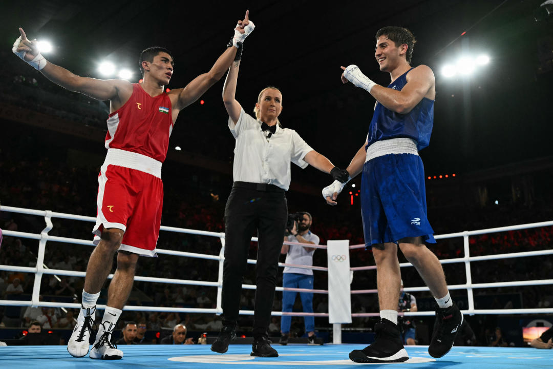 Asadkhuja Muydinkhujaev de Uzbekistán reacciona después de vencer a Marco Alonso Verde Alvarez (Azul) de México en la final de boxeo masculina de 71 kg durante los Juegos Olímpicos de París 2024 en el Estadio Roland-Garros, en París el 9 de agosto de 2024. (Foto de MOHD RASFAN / AFP) (Foto de MOHD RASFAN/AFP vía Getty Images)