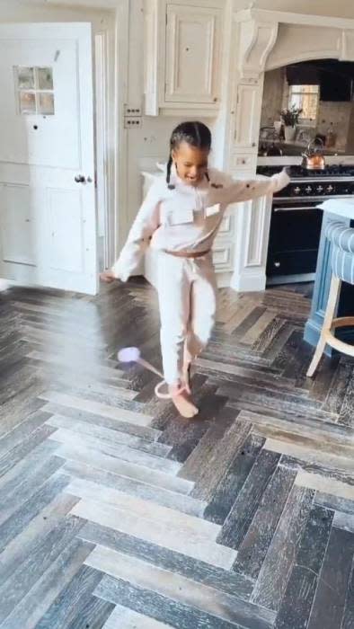 rochelle-humes-daughter-at-home