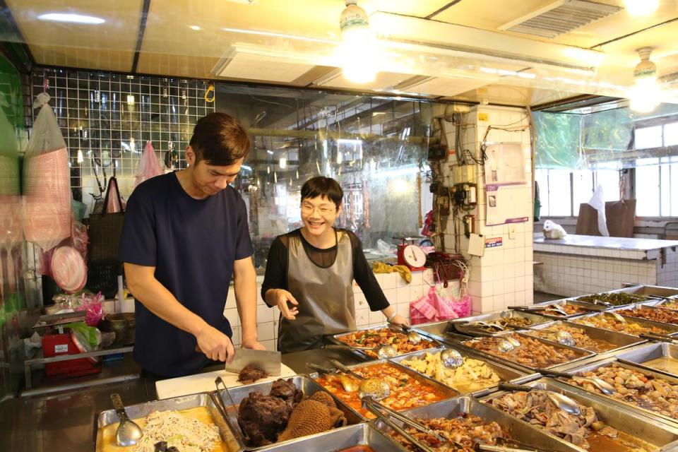 在清水市場經營「阿美速食店」的媽媽楊淑美（右），為人豪爽，我說要幫母子拍照，她一口答應，沒按幾下，就有了這張她教兒子切肉的畫面。