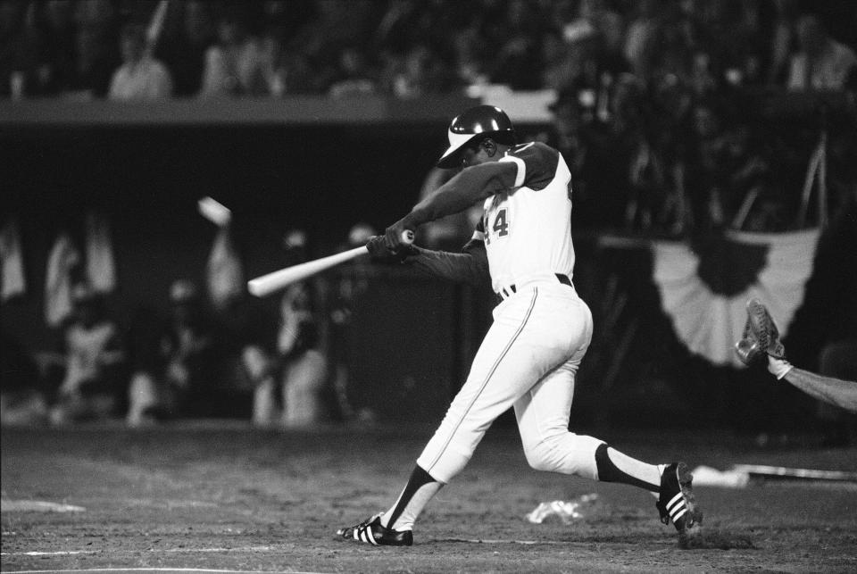 ARCHIVO - En imagen de archivo del 8 de abril de 1974, Hank Aaron pega el cuadrangular 715to de su carrera con los Bravos de Atlanta, para romper el récord de todos los tiempos en jonrones impuesto por Babe Ruth, en Atlanta. (AP Foto/Joe Holloway, Jr., archivo)