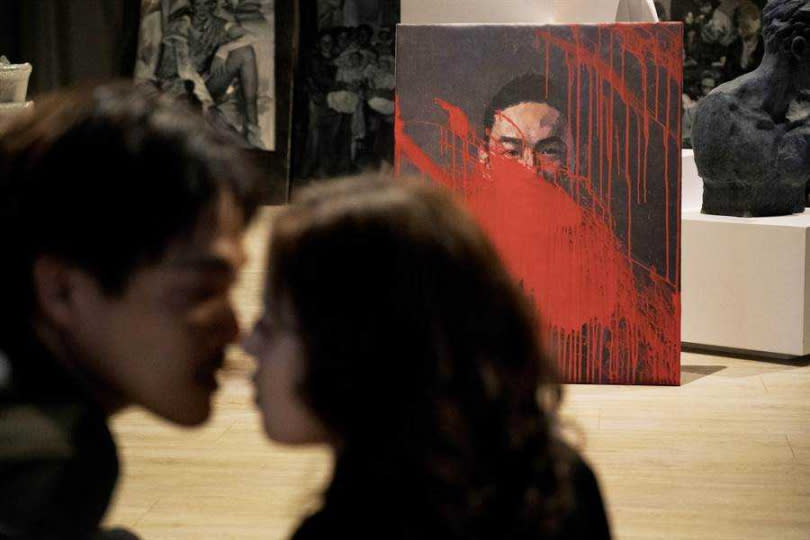 台北電影節釋出電影劇照，模糊的影像隱約透露兩人的神祕關係。（圖／台北電影節提供）