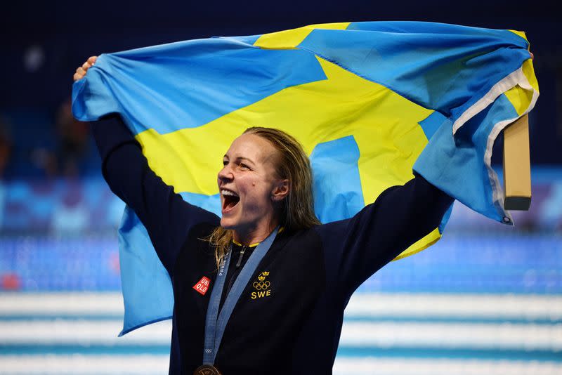 La nadadora sueca Sarah Sjoestroem celebra tras ganar el oro en los 100 mts estilo libre