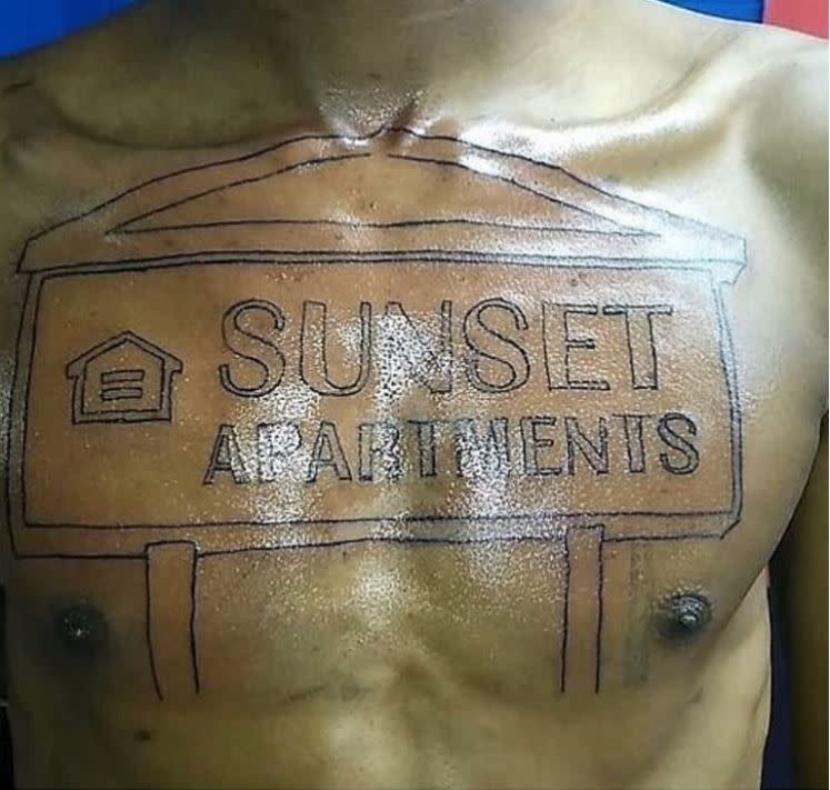 <p>Dieser Mann hat wohl ein bisschen zu viel Sonne abbekommen. Anders kann man sich dieses Tattoo, offenbar das Logo einer Agentur für Ferienwohnungen, nicht erklären. Ob er dafür Geld bekommen hat, eine Wette verlor oder einfach total auf „Sunset Apartments“ steht, werden wir wohl nie erfahren. (Bild: Instagram/sometolaughat) </p>