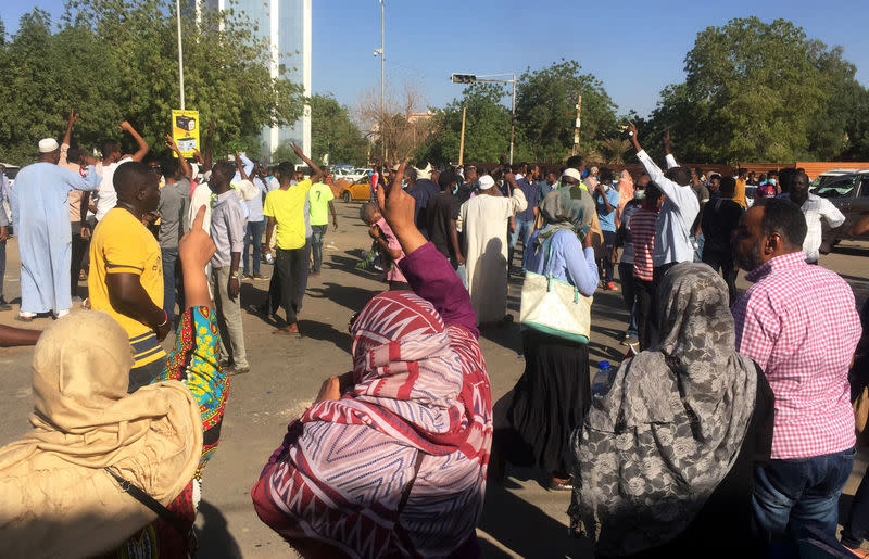 Des soldats soudanais ont pris la défense lundi de milliers de manifestants antigouvernementaux que les forces de sécurité tentaient de disperser dans le centre de Khartoum. /Photo prise le 6 avril 2019/REUTERS