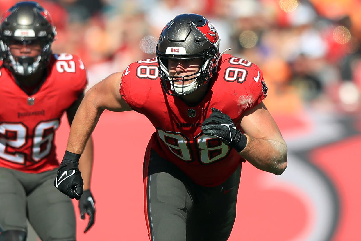 TAMPA, FL - DECEMBER 31: Tampa Bay Buccaneers Linebacker Anthony Nelson (98) rushes the passer during the regular season game between the New Orleans Saints and the Tampa Bay Buccaneers on December 31, 2023 at Raymond James Stadium in Tampa, Florida. (Photo by Cliff Welch/Icon Sportswire via Getty Images)