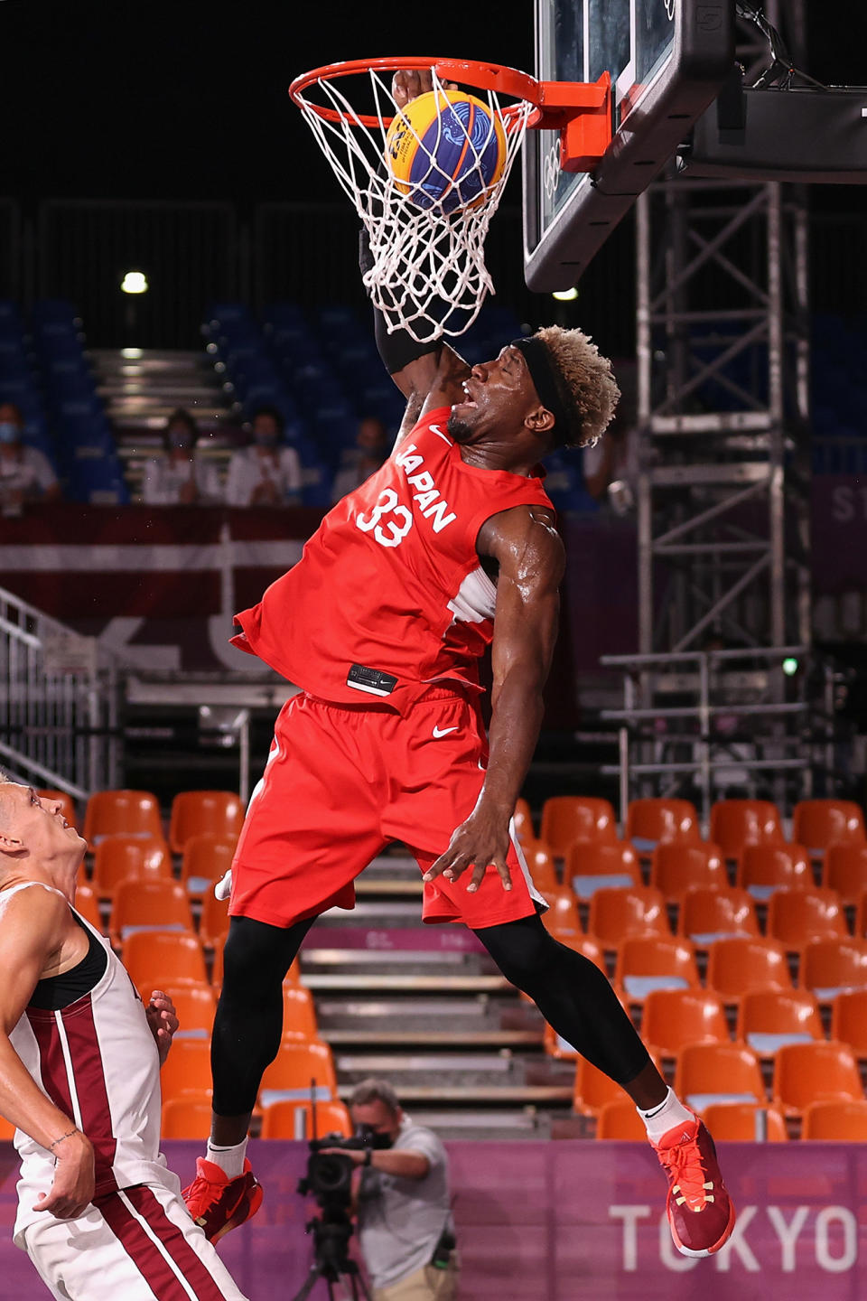 <p>Ira Brown of Japan dunks the ball in the 3x3 basketball competition at Aomi Urban Sports Park.</p>