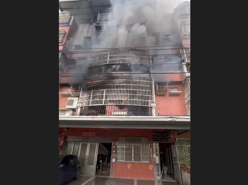 台中市南區一處透天住宅1日中午發生火警，冒出濃濃黑煙，屋主發現隨即向警消報案，消防人員到場布水線搶救。（圖／中市消防局提供）