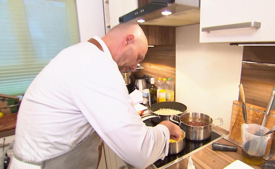 "Die Soße ist ein Brett": Lutz (45) ist begeistert von seinen Kochkünsten. (Bild: RTL)