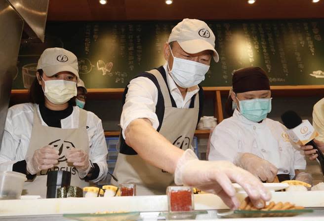 高雄市長韓國瑜（中）27日訪視喜憨兒創作料理庇護商店。（中央社）