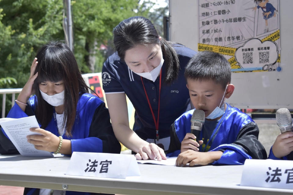 靜宜大學法律服務社至南投縣仁愛國小辦理國民法官模擬法庭審理過程