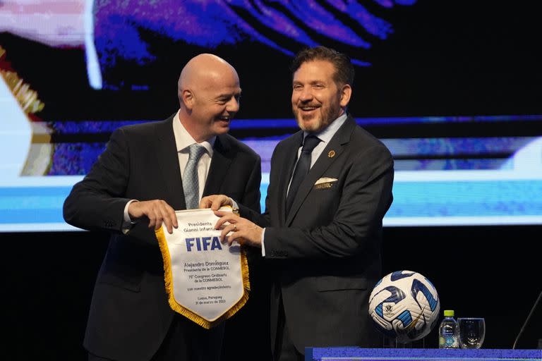 El presidente de la FIFA, Gianni Infantino, junto con el titular de la CONMEBOL, Alejandro Domínguez, en marzo pasado en Luque, Paraguay