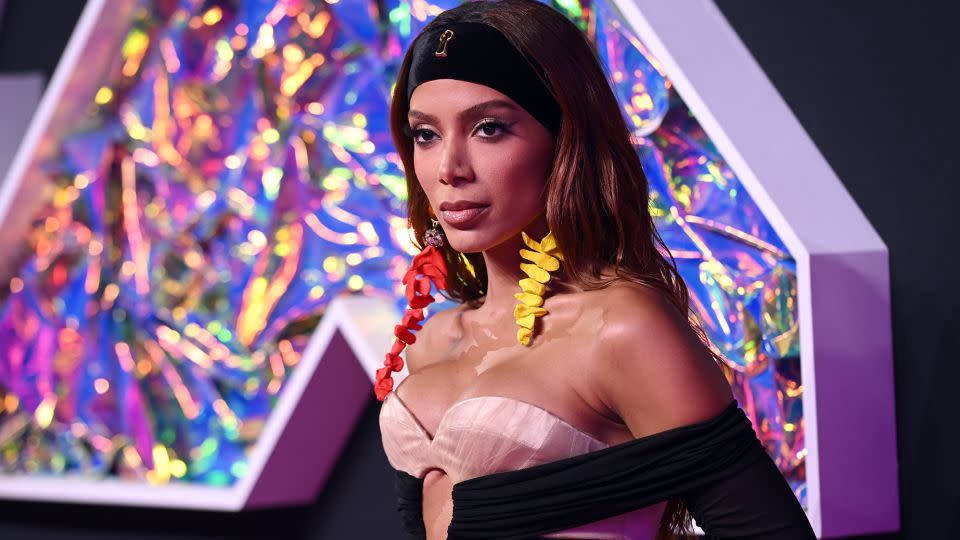 Anitta arrived in a sculptural off-the-shoulder dress, with a key-hole shaped opening at the front, from Schiaparelli's latest Fall-Winter Haute Couture collection. Her hand-painted rhinestone-encrusted dangle earrings brought a pop a color to the look.  - Noam Galai/Getty Images
