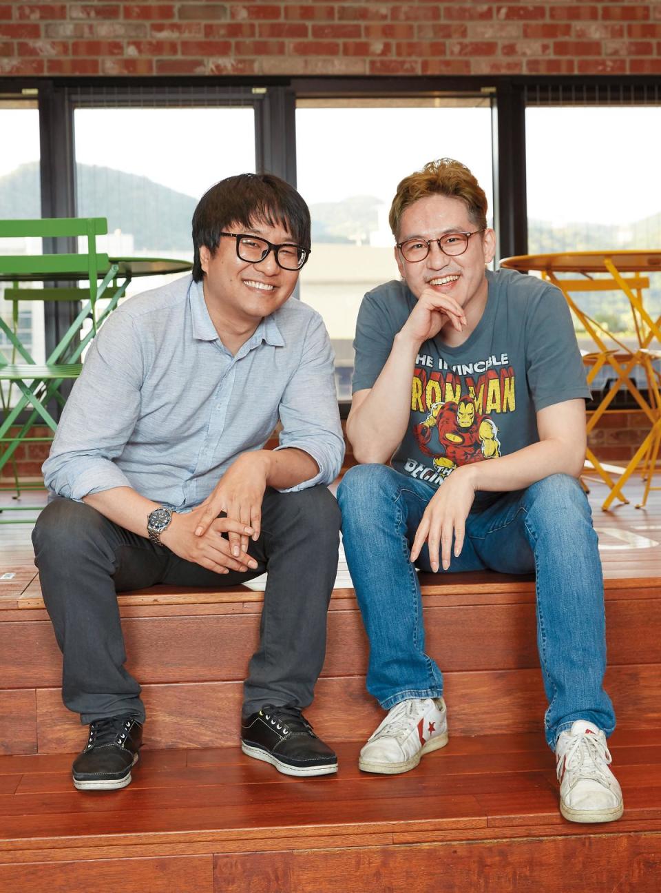 Webtoon創始人兼首席執行長金俊九（右）與《禁日》漫畫家裵真秀，接受本刊專訪暢談行動漫畫的流行現況。