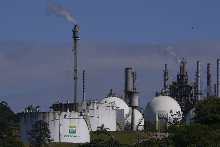 En la imagen, vista de la refinería de petróleo Capuava, propiedad de Petrobras, en Maui, a las afueras de Sao Paulo, Brasil, el 6 de noviembre de 2023. El sector del petróleo y el gas, uno de los principales emisores de los gases que calientan el planeta, necesitará una revisión rápida y sustancial para evitar fenómenos meteorológicos aún más extremos alimentados por el cambio climático causado por el hombre