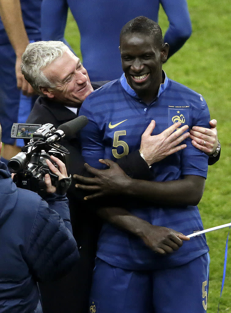 Didier Deschamps peut remercier Mamadou Sakho ! Sans le défenseur, le futur de Didier Deschamps aurait sans doute été bien différent. Le 19 novembre 2019, au Stade de France, les Bleus reçoivent l'Ukraine, lors du barrage pour la qualification au Mondial 2014. À l'aller, les Ukrainiens l'avaient emporté 2-0. Les espoirs sont minces mais ils sont rapidement décuplés par un but de Benzema (34e) et surtout par un doublé inespéré de Mamadou Sakho (22e et 72e). Victoire finale 3-2 et qualification à la Coupe du Monde au Brésil. Mamadou Sakho devient l'emblème de DD, qui peut alors préparer plus sereinement le Mondial. (crédit Getty)