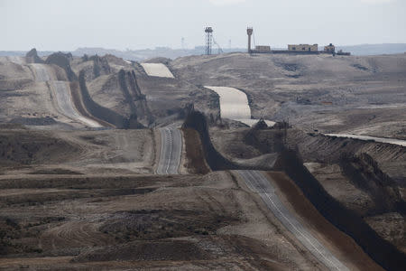 FILE PHOTO: A general view shows Israel's border fence with Egypt's Sinai peninsula (R), as seen from Israel's Negev Desert February 10, 2016. REUTERS/Amir Cohen/File Photo