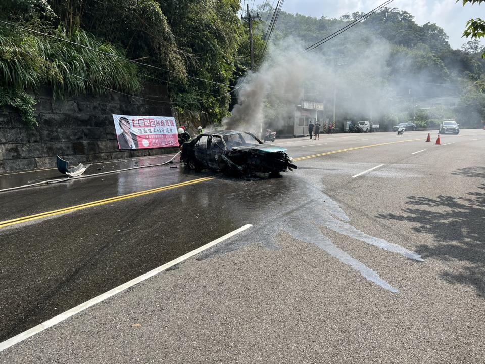 車輛被燒成廢鐵。（圖／東森新聞）