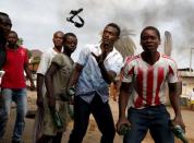 Protesters prepare to throw stones and bottles at policemen during a protest against Burundi President Pierre Nkurunziza and his bid for a third term in Bujumbura, Burundi, May 26, 2015. REUTERS/Goran Tomasevic