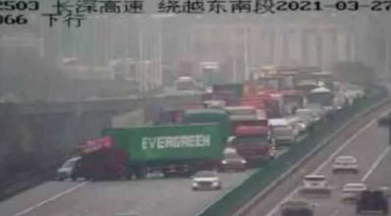 一輛載有長榮貨櫃的車輛在大陸高速公路發生車禍。（圖／翻攝自微博）