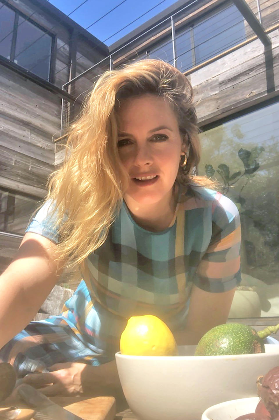 Alicia Silverstone en una llamada de FaceTime desde su casa en Los Ángeles, el 3 de mayo de 2020. (Angal Field/The New York Times)