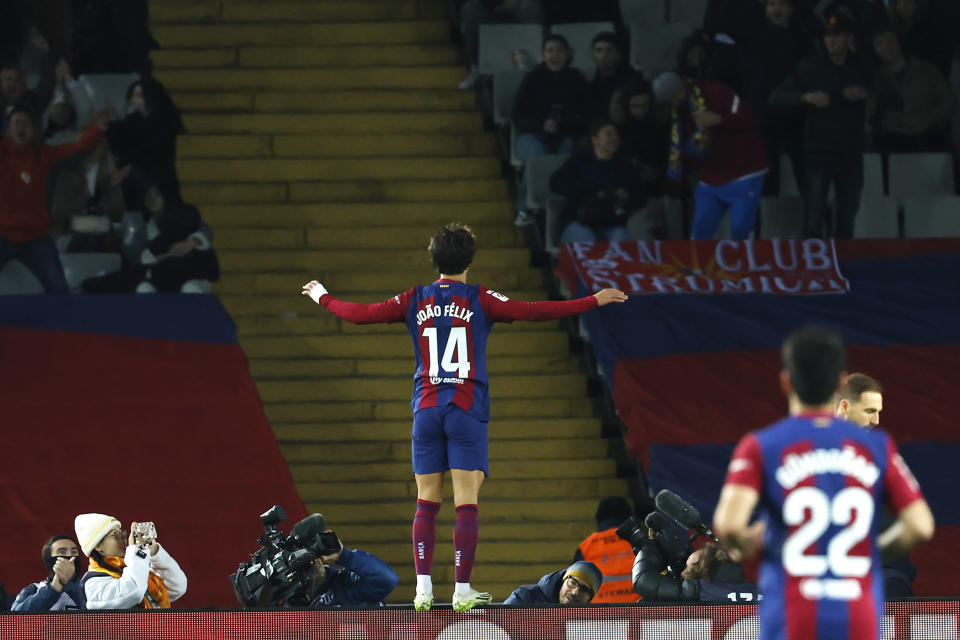 Joao Felix del Barcelona celebra tras anotar el gol de la victoria 1-0 de su equipo ante el Atlético de Madrid en la Liga epañola en el Estadio Olimpic Lluis Companys, el domingo 3 de diciembre de 2023. (AP Foto/Joan Monfort)