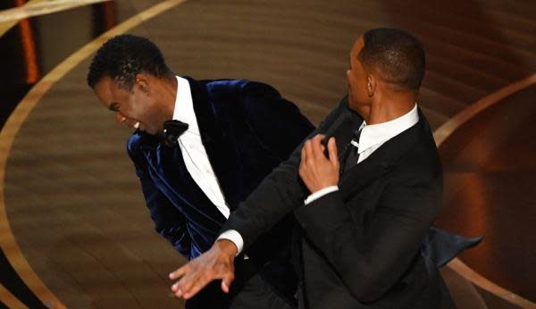 Will Smith golpeando a Chris Rock, acción que le costaría ser vetado por la Academia (Imagen: CNN)