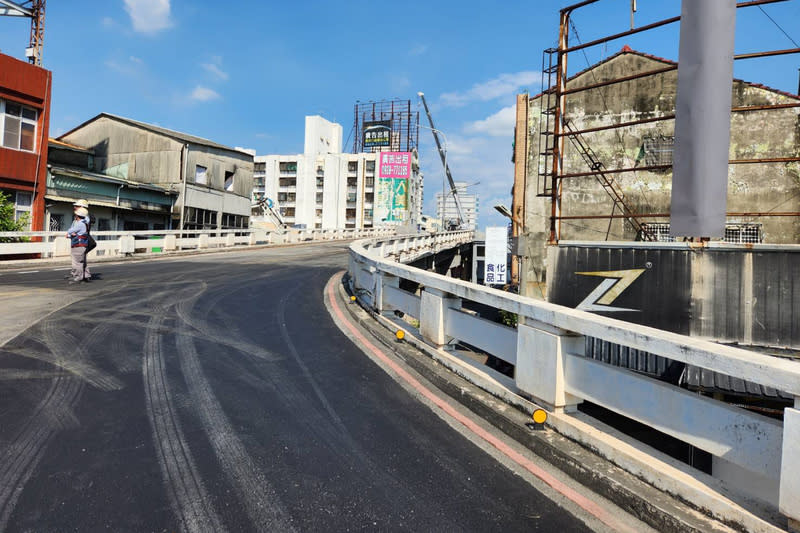 台南東門陸橋8/29下午恢復通行 連接台南市東區與中西區的東門陸橋及機車地下道因 鐵路地下化工程封閉，經鐵道局南部工程處趕工，將 於29日下午4時恢復通行，這也是東門陸橋首次開放 機車行駛。 （台南市政府提供） 中央社記者楊思瑞台南傳真  112年8月28日 