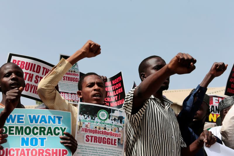 Manifestantes se reúnen para instar a las autoridades a rescatar a cientos de escolares secuestrados, en el estado noroccidental de Katsina, Nigeria. 17 de diciembre de 2020.