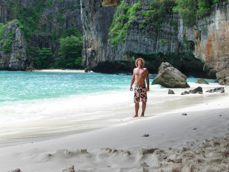 Türkisfarbenes Wasser, zerklüftete Felsen: Spektakulär wirkt die Maya Bay auf Koh Phi Phi auch heute noch. Foto: Aida Schormann