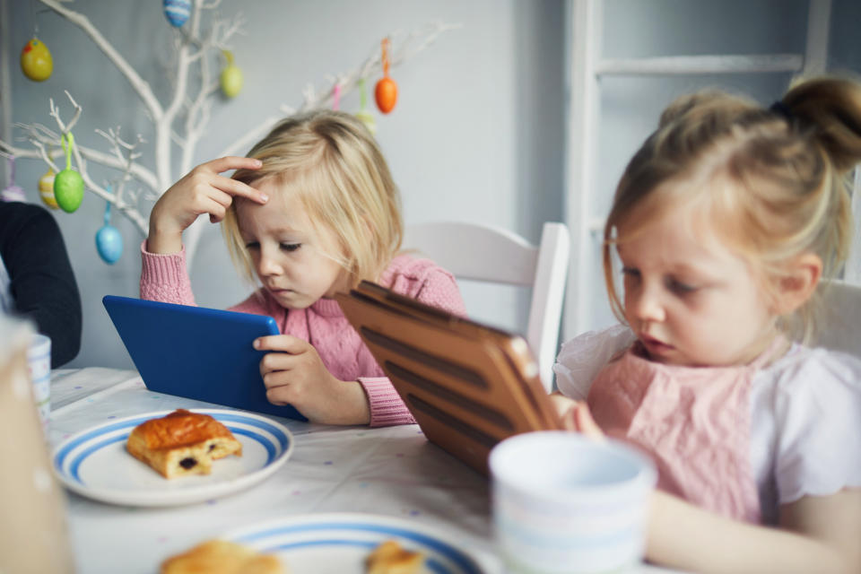 Dos pequeñas desayunan pegadas al celular