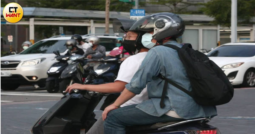 澎恰恰下午結束節目錄影，由兒子騎車接送回家。（圖／攝影組攝影）