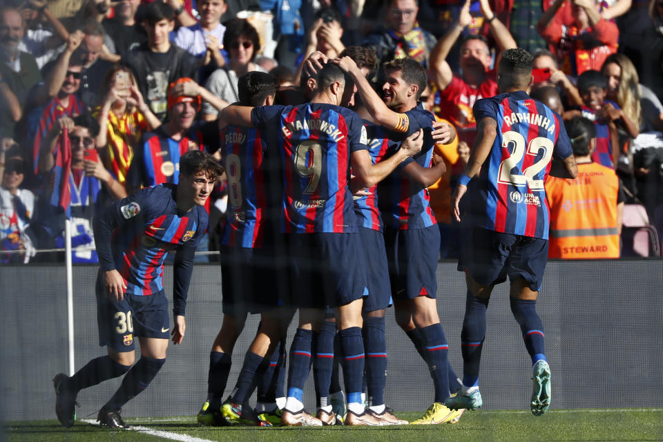 Los jugadores del Barcelona celebran luego del gol de Marcos Alonso en el partido contra el Espanyol por la Liga española, el sábado 31 de enero de 2022. (AP Foto/Joan Monfort)